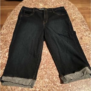 Gloria Vanderbilt Denim capri pants, size 14